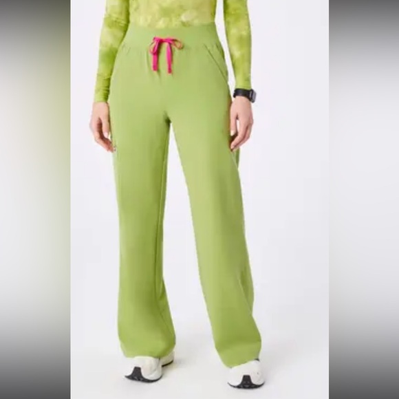 Figs Women’s Matcha Scrub Set - Picture 3 of 12